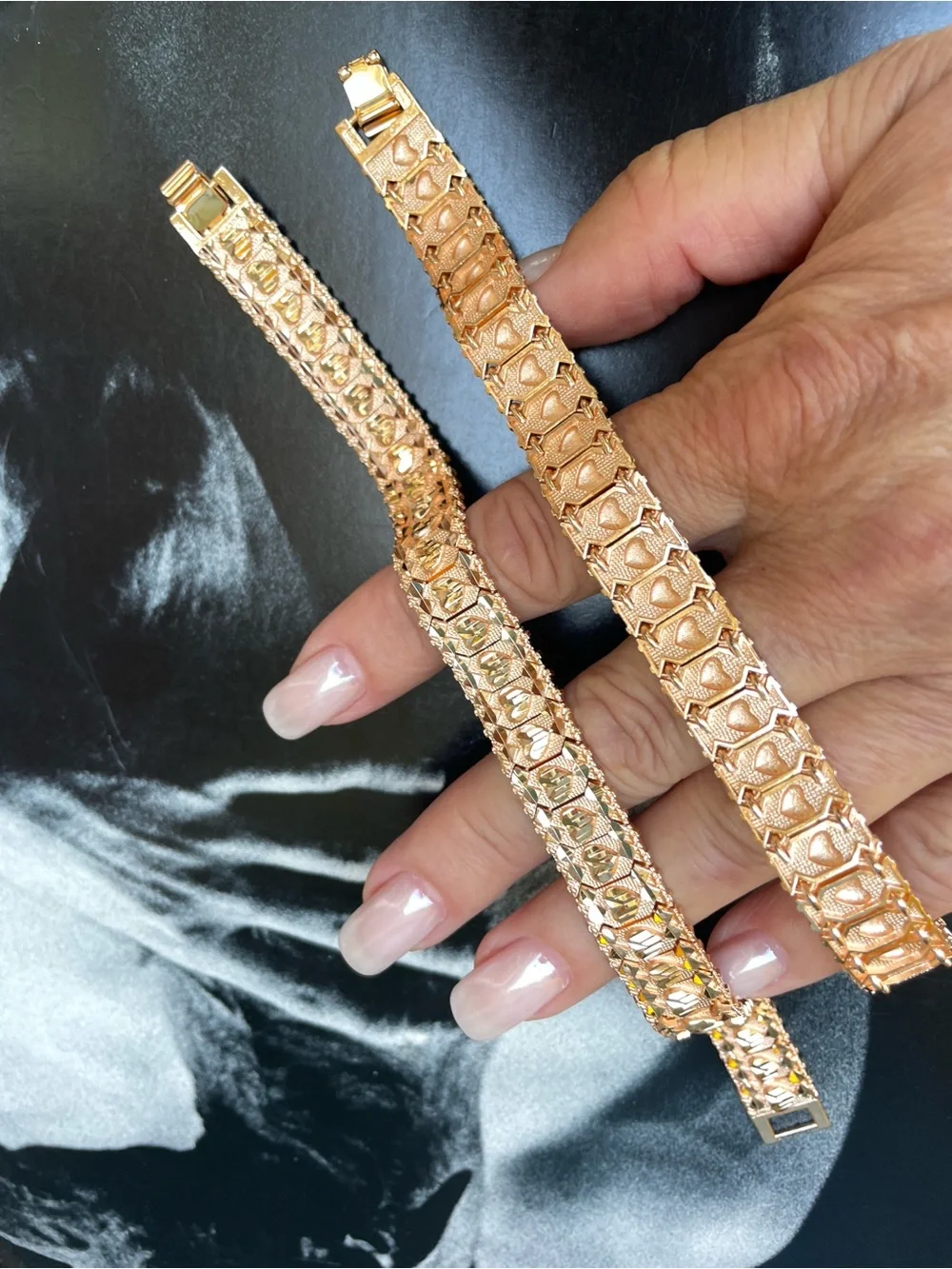 Elegant Gold-Tone Textured Link Bracelet for Women Man